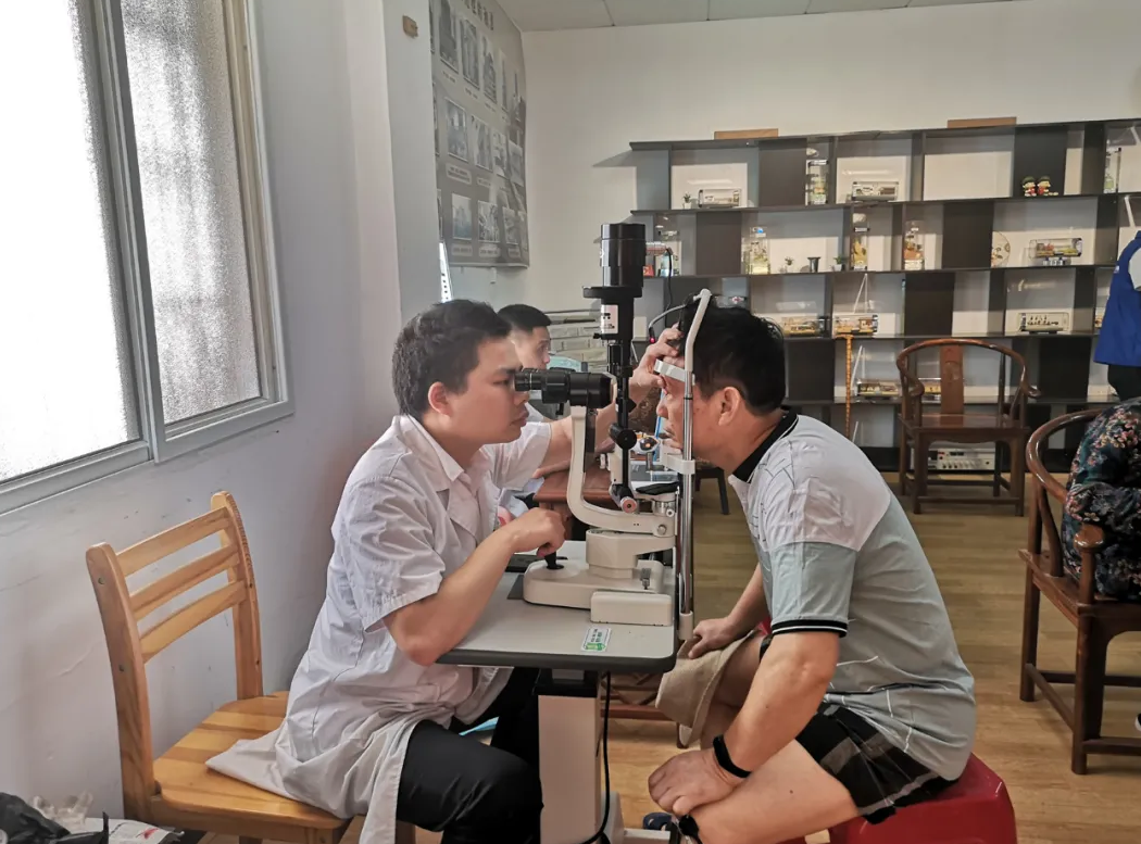 银v俩宝贝爱心义? width=